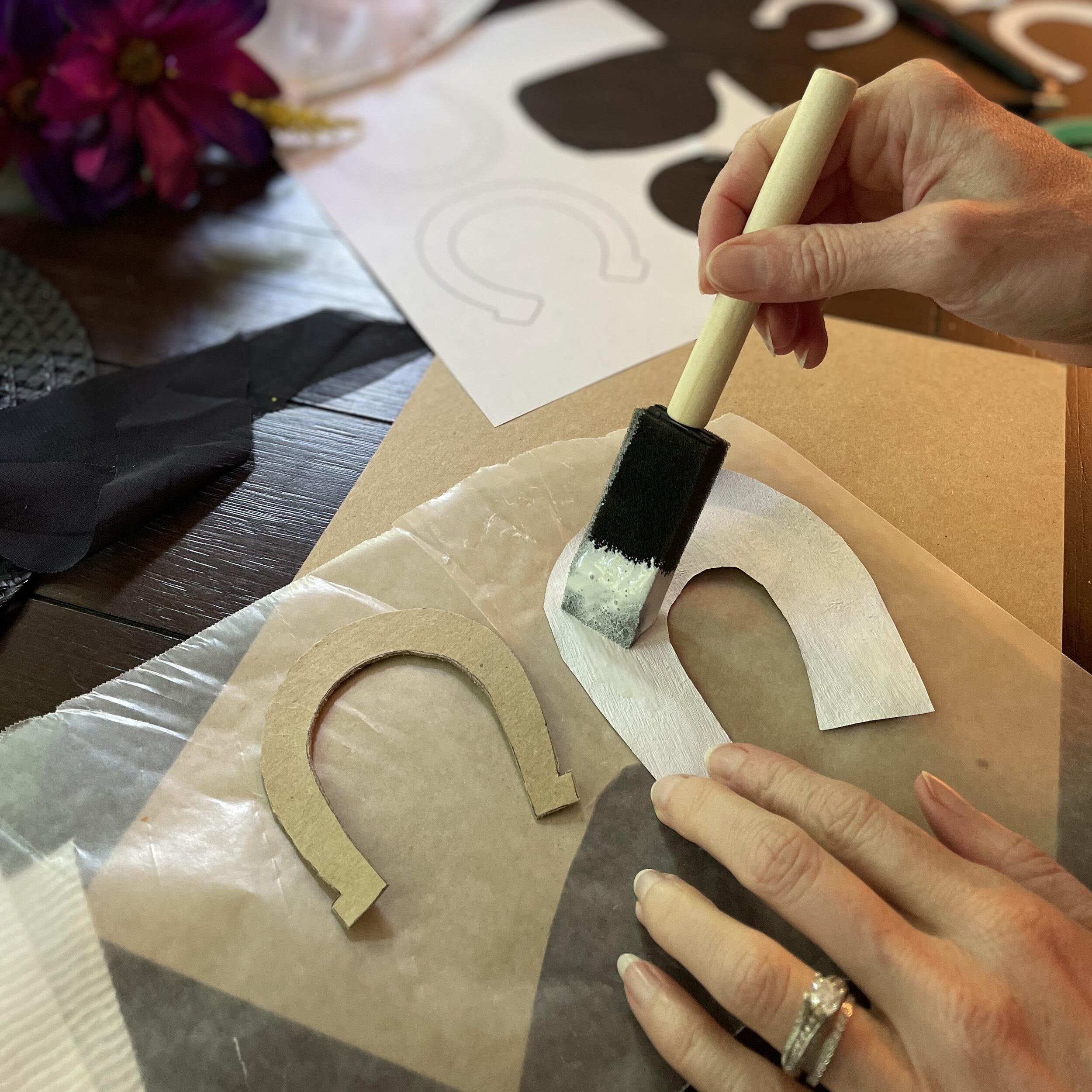 Making a horseshoe decoration for a diy kentucky derby hat.